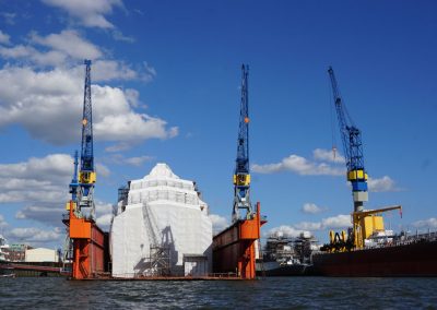 Schiff eingehüllt in Planen, links und rechts Kräne, Hafenbecken Hamburg
