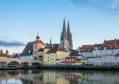 Stadtsilhouette von Regensburg mit Donau und historischer Stadtbrücke