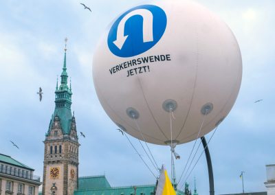 großer Ballon vor dem Rathaus trägt die Aufschrift Verkehrswende jetzt!