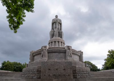 monumentales Bismarckdenkmal in Hamburg, Foto mit dunklen Wolken