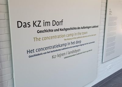 Ausstellungstafel mit Aufschrift "Das KZ im Dorf. Geschichte und Nachgeschichte des Außenlagers Ladelund", KZ-Gedenkstätte Ladelund in Schleswig-Holstein