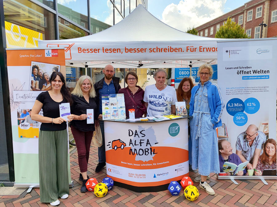 Aktionstag mit Stand vom Alfa Mobil zum Weltalphabetisierungstag in der Fußgängerzone in Hamburg Altona, Große Bergstraße