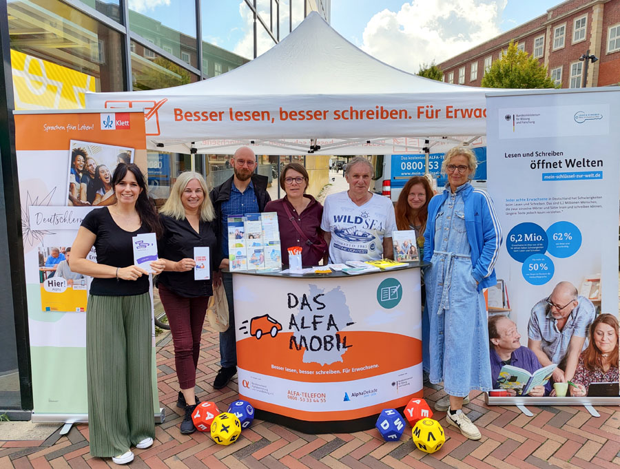Aktionstag mit Stand vom Alfa Mobil zum Weltalphabetisierungstag in der Fußgängerzone in Hamburg Altona, Große Bergstraße