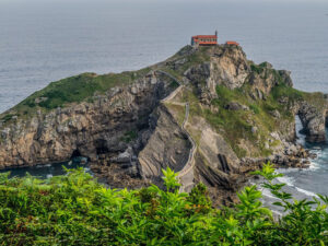 Baskenland: Felsen im Meer mit Klosteranlage