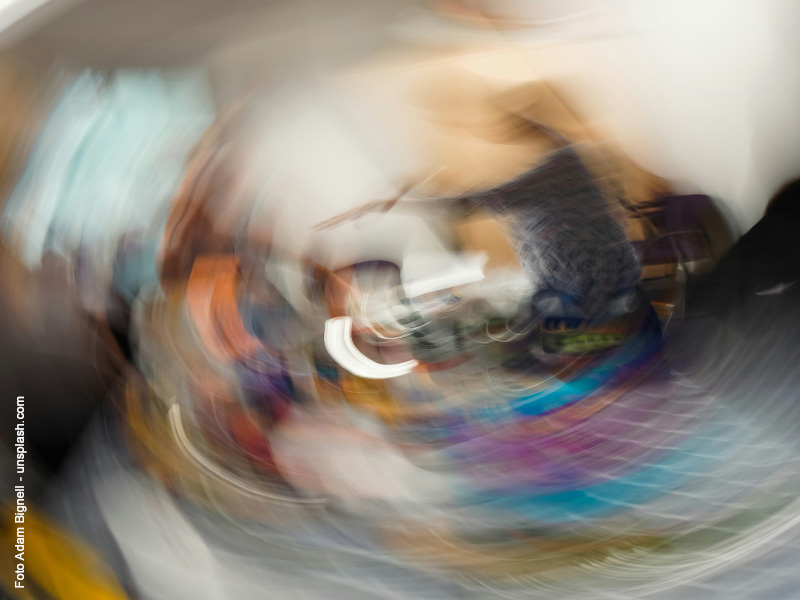 sitzende Person, Foto mit ausgeprägter Bewegungsunschärfe