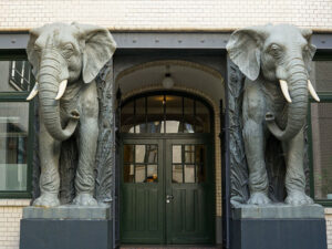 Elefanten-Skulpturen flankieren rechts und links Hauseingang