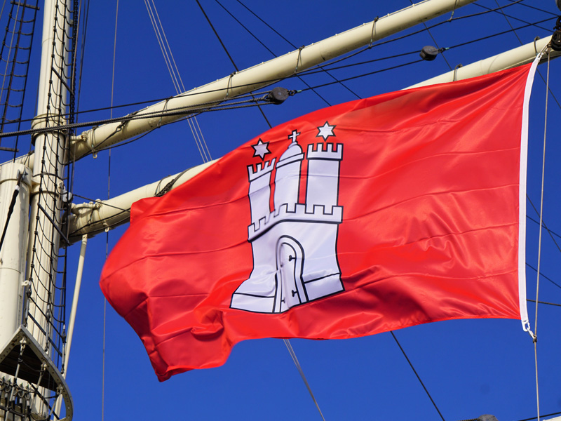 Fahne mit Hamburger Wappen weht am Schiffsmast Fahne mit Hamburger Wappen weht am Schiffsmast