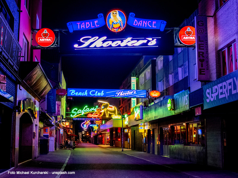 Nachtaufnahme Straße, Große Freiheit in Hamburg