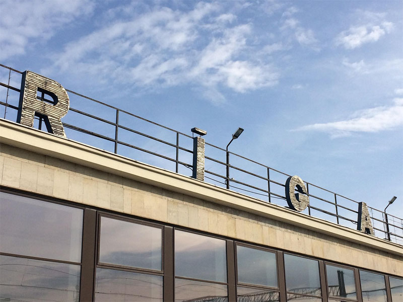 Installation der Buchstaben Riga am Dach vom Gebäude