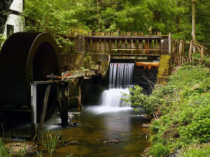 Schlaubetal, Bachlauf mit Wasserfall und Mühlrad