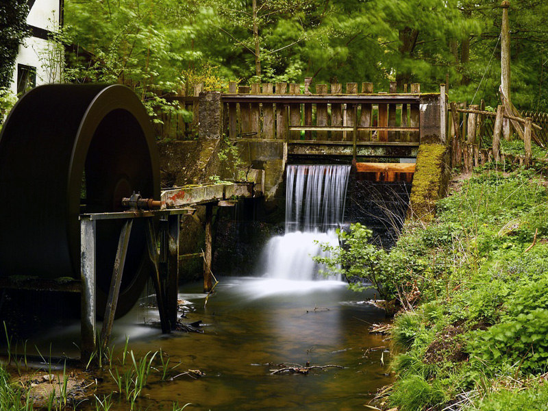 Schlaubetal, Bachlauf mit Wasserfall und Mühlrad