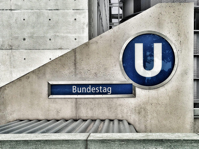 U-Bahn-Schild Bundestag in Berlin