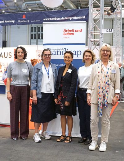 Gruppenbild, 5 Frauen, Vertreter:innen vom Integrationsamt und von Arbeit und Leben Hamburg Hamburg