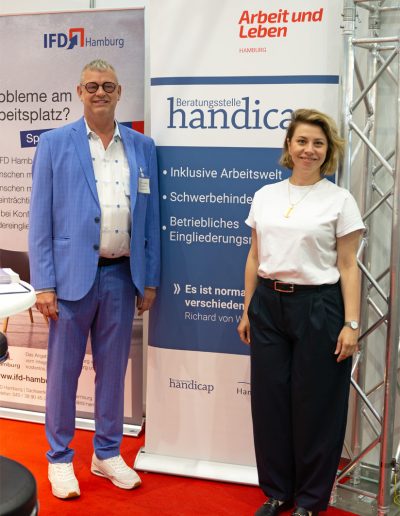 Joanna Vogenbeck und Markus Drosten stehen vor Rollup der Beratungsstelle handicap