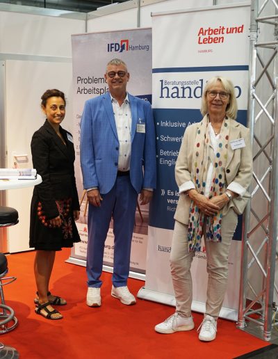 Miriam Scheele, Markus Drosten und Iris Kamrath stehen vor handicap Rollup