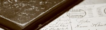 altes geschlossenes Tagebuch und historische Postkarte