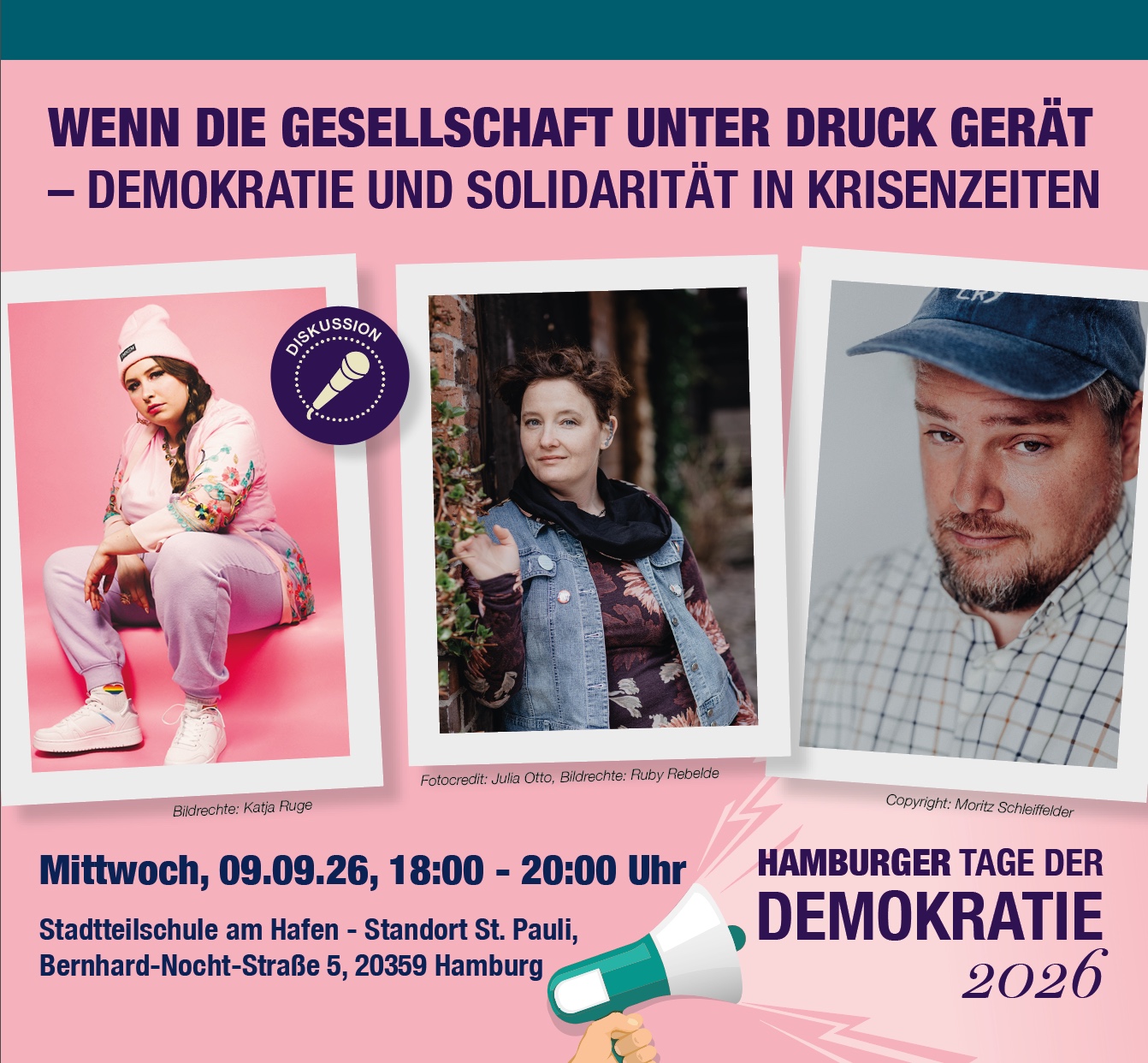 altes geschlossenes Tagebuch und historische Postkarte