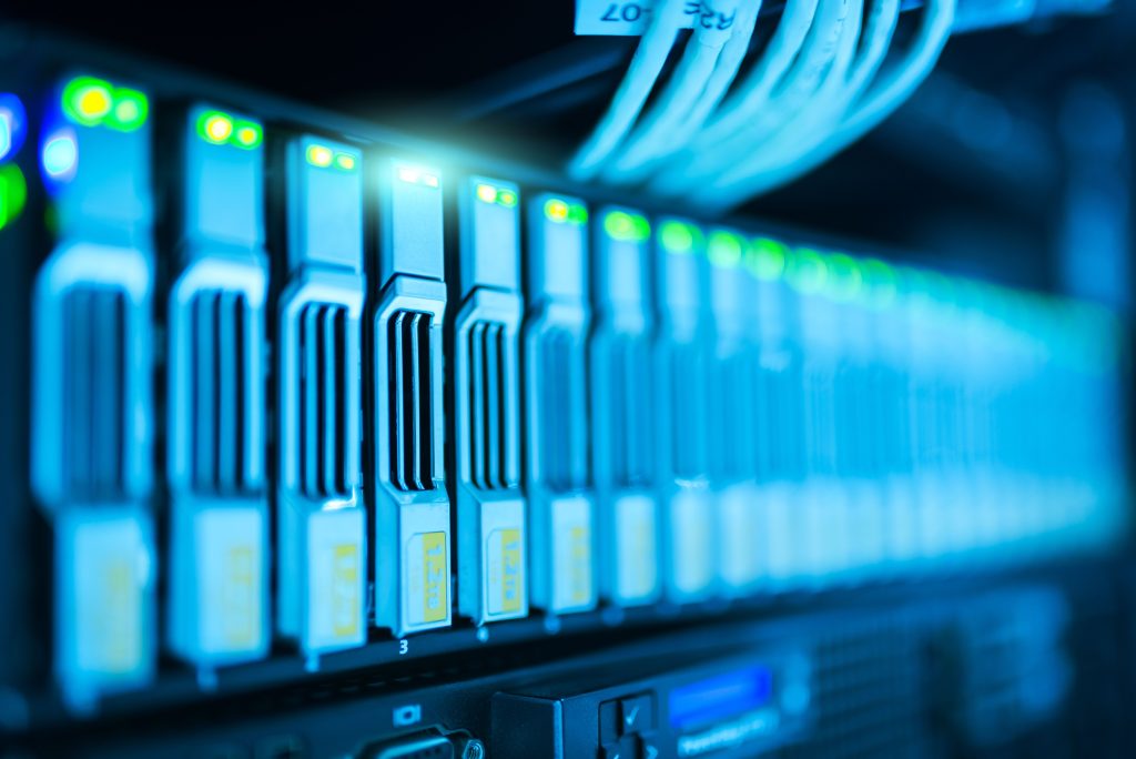 Detailliertes Bild eines Server-Racks mit leuchtenden Lichtern in einem modernen Rechenzentrum.