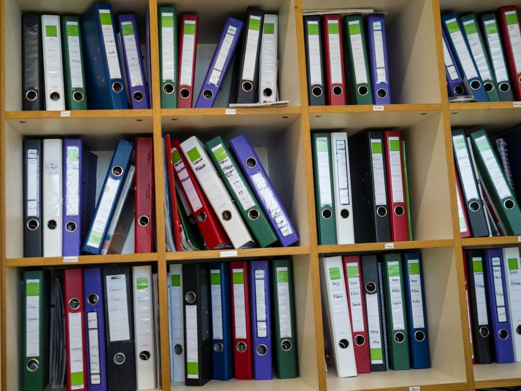 Beschriftete Aktenordner in einem Schrank